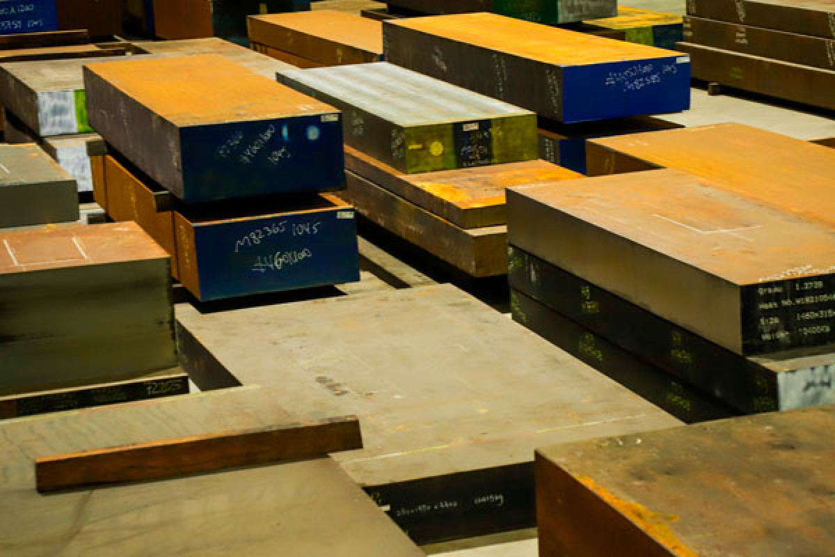Materiais de aço em armazém industrial